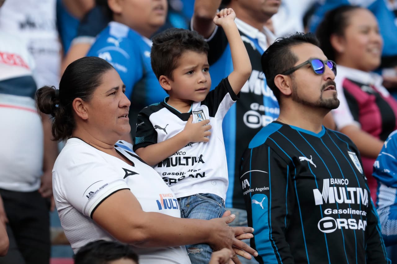 Las familias y fanáticos de Querétaro llegaron en buen número al Estadio Corregidora para el inicio del torneo.