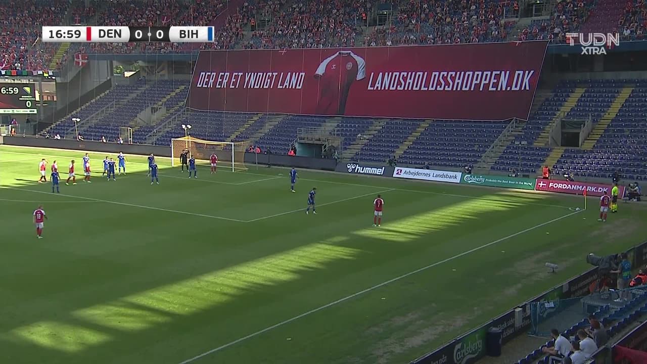 ¡GOL!  anota para Dinamarca. Martin Braithwaite