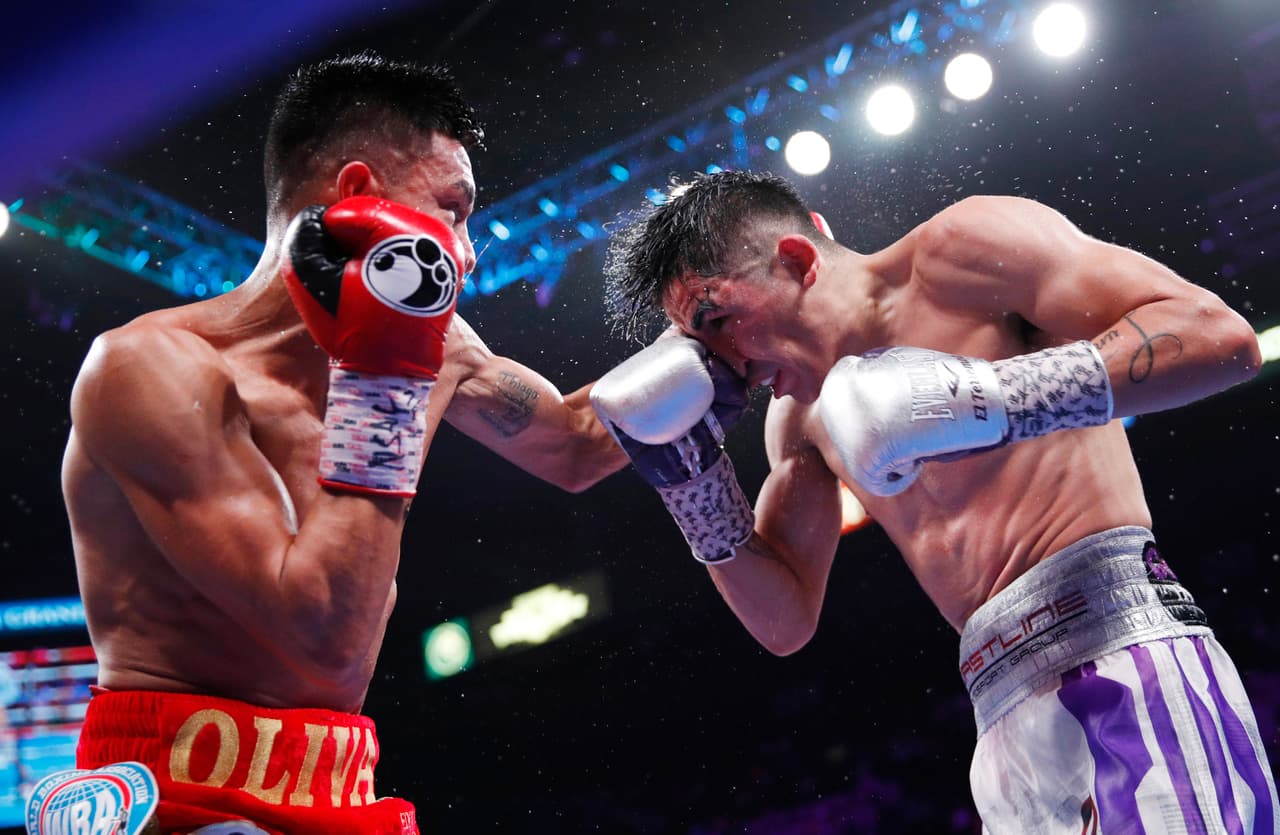 Leo Santa Cruz derrotó por decisión unánime a Miguel Flores en Las Vegas para ganar el título mundial vacante superpluma de la AMB.