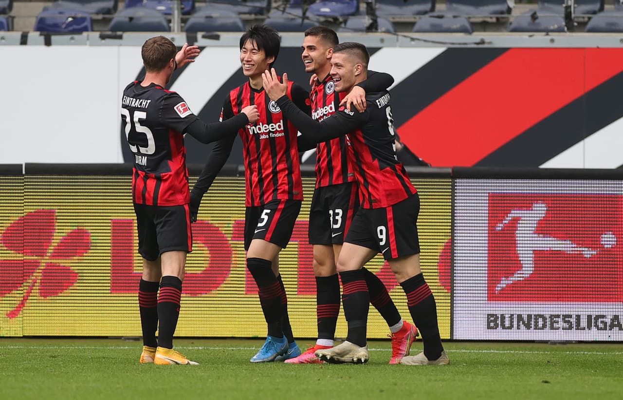 En un juego trepidante el Frankfurt derrotó 4-3 al Wolfsburg.