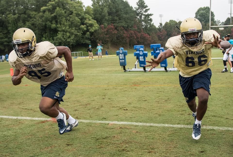 Diversión, aprendizaje, emoción, conviviencia y retroalimentación, los ingredientes principales de la inusual práctica de los Panthers con chicos de preparatoria de Carolina del Sur. Checa las mejores imágenes.