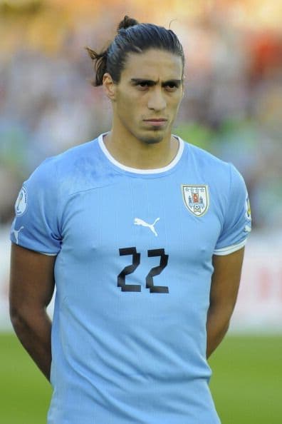 Martín Cáceres:El charrúa es un amante del cabello largo pero siempre lo trae amarrado. Mira aquí los videos más chismosos.