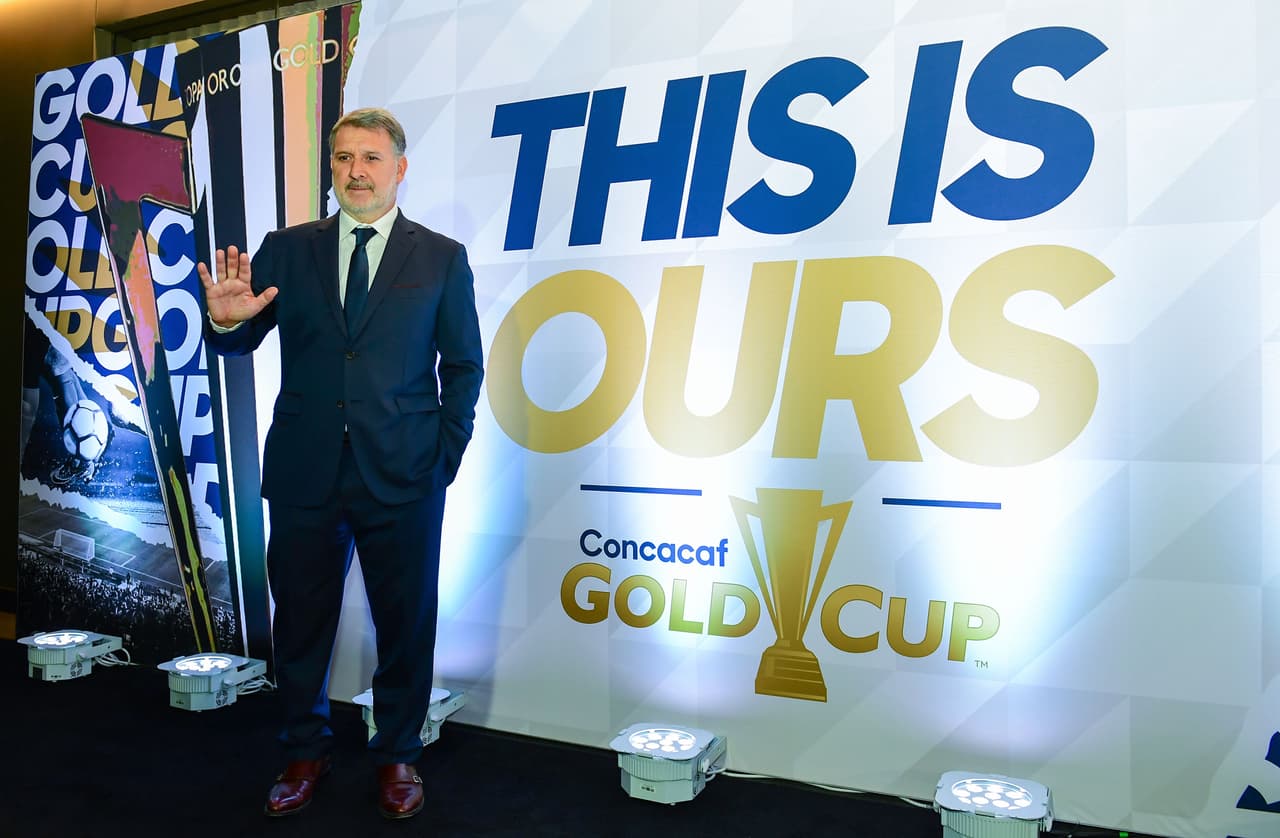 Esta es la imagen de Gerardo 'Tata' Martino, el entrenador de la Selección Mexicana de Fútbol durante el sorteo de la Copa Oro de la Concacaf 2019, que se efectuó en el Banc of California Stadium.