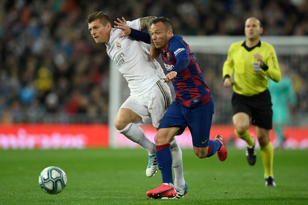 Messi llega a línea de fondo, la salva Carvajal, Valverde la pierde, al igual que Busquets.