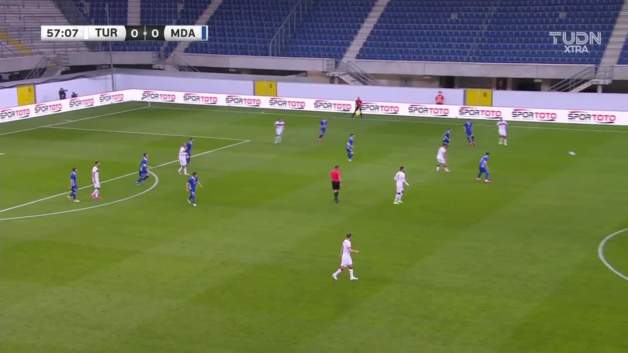 ¡GOL!  anota para Turquía. Burak Yilmaz