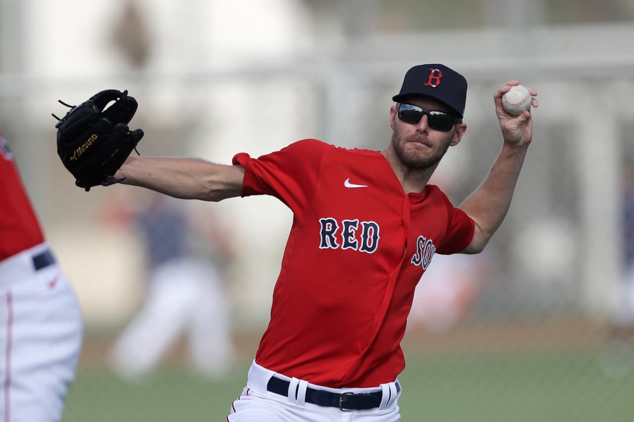 En esta foto de archivo del 19 de febrero del 2020, el lanzador de los Boston Red Sox Chris Sale lanza en el campamento de entrenamiento. El 5 de marzo del 2020 el equipo informó que Sale sufrió una distención en el flexor del codo izquierdo y evita la cirugía Tommy John.