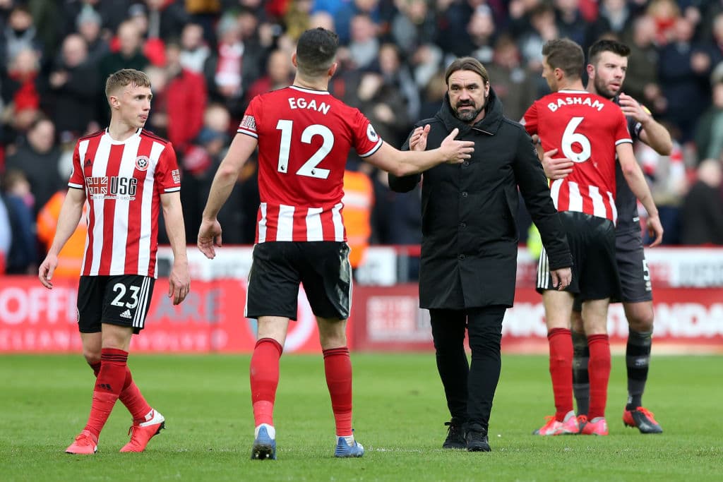 Daniel Farke, manager del Norwich City saluda a los jugadores del Sheffield United, mientras sus jugadores también les dan la mano y abrazo al final del partido.