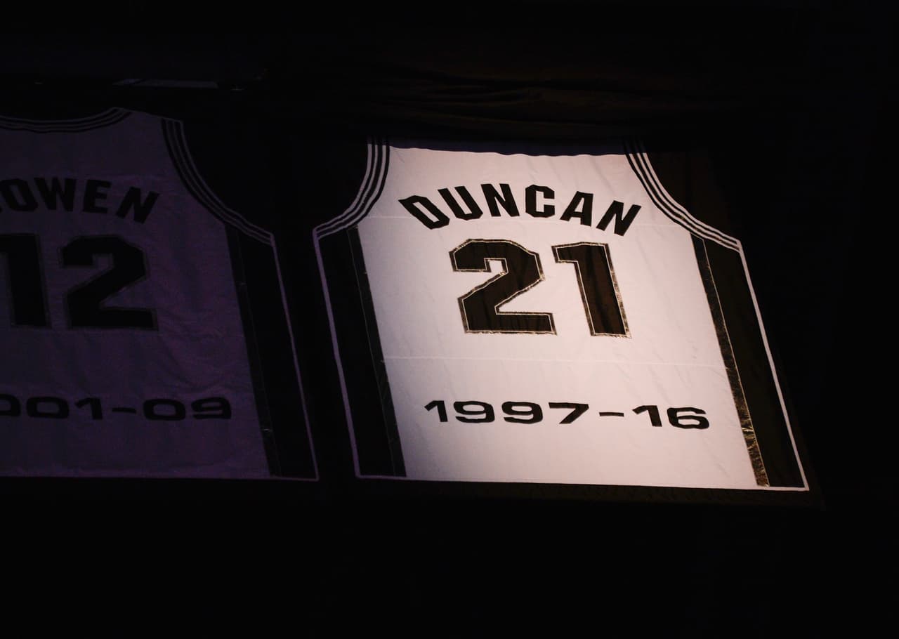 Tim Duncan anunció su retiro de NBA tras 19 años con San Antonio Spurs, que retiraron su dorsal 21 como homenaje al campeón cinco veces con el equipo.