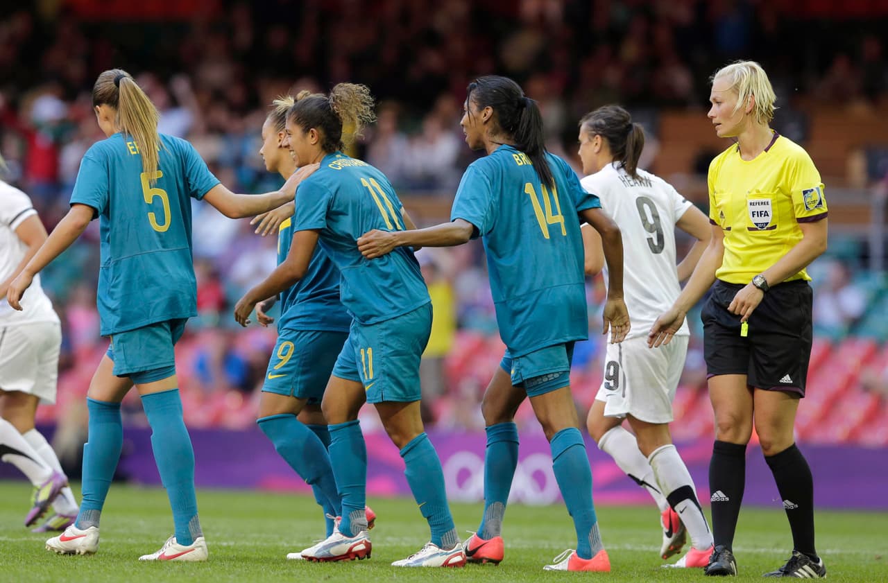 Bibiana confirmó antes del inicio del partido de la Supercopa, que este era su último, antes de retirarse como oficial de partido nacional e internacional.