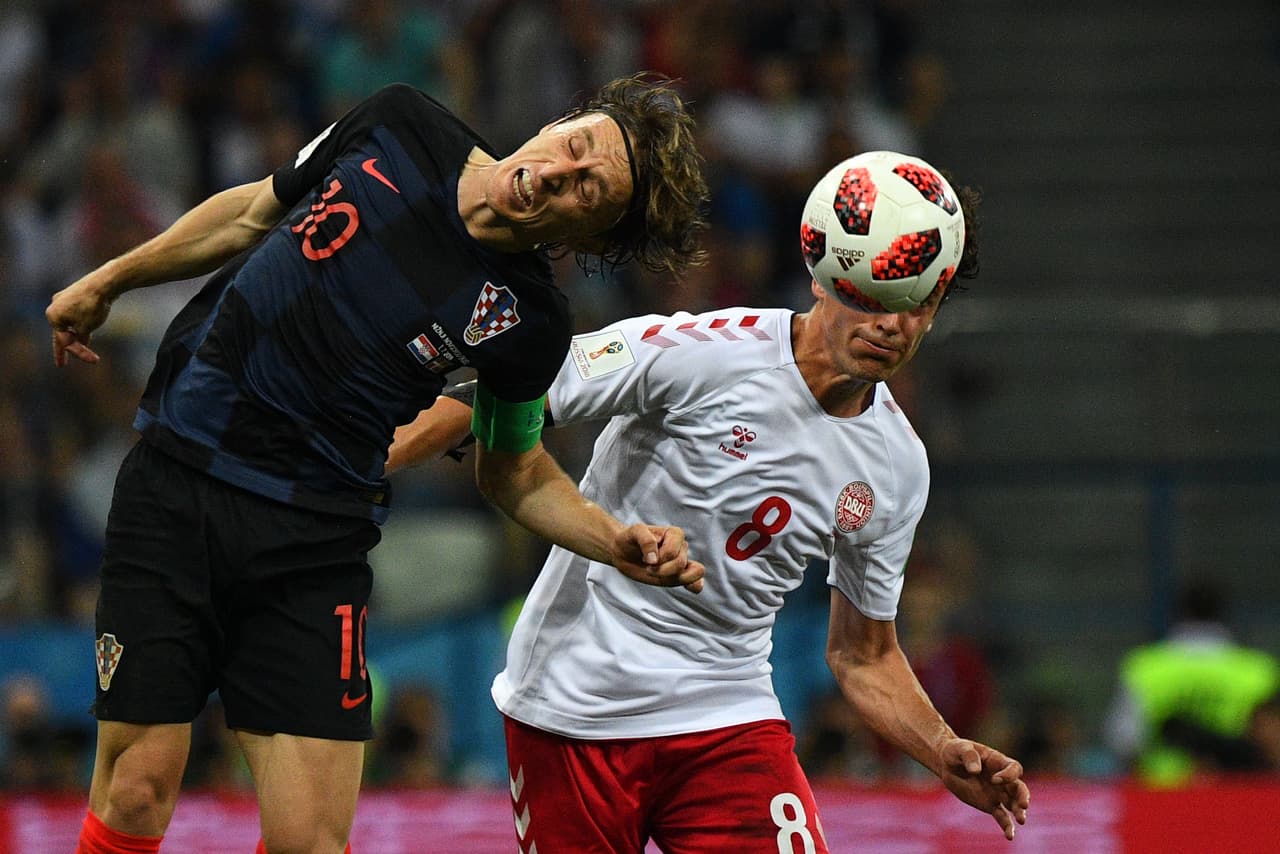 Una alternativa ofensiva de Croacia, con Modric, fue en el juego aéreo, pero muy pocas veces pudo conectar, como aquí superando la marca de Thomas Delaney.