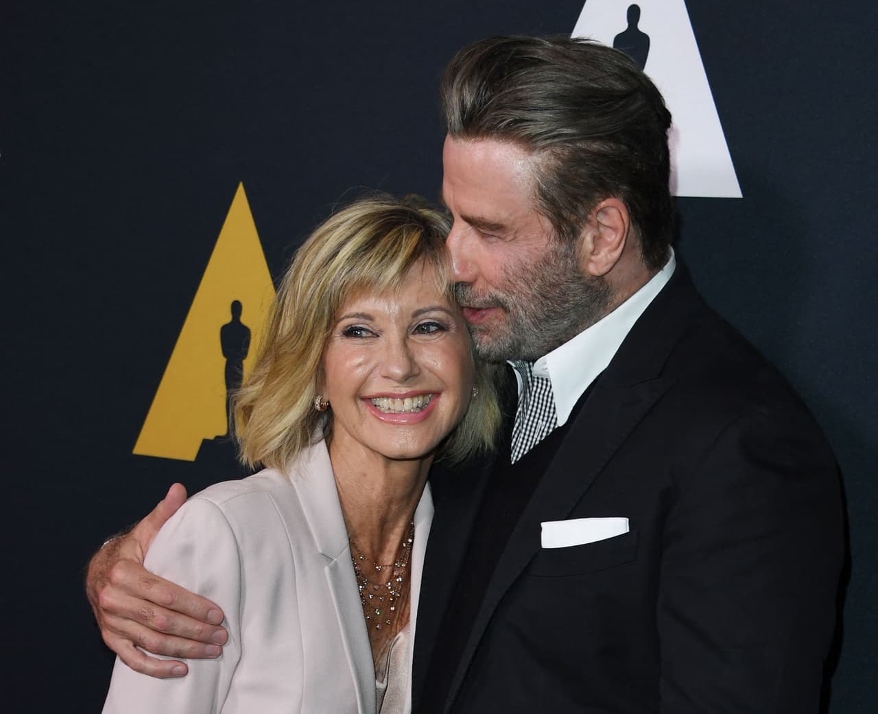 <b><a href="https://www.univision.com/noticias/sucesos/muere-olivia-newton-john-estrella-de-grease">Olivia Newton-John, actriz y cantante</a></b>
<br>
<br>Newton-John murió el 8 de agosto de 2022 en Santa Bárbara, California. Tenía 73 años.
<br>
<br>La cantante y actriz ganó fama mundial en la película musical 'Grease', junto a John Travolta. Luego de ese éxito, Newton-John estuvo por décadas lanzando éxitos musicales como 'Physical'. Tuvo una prolífica carrera durante más de cinco décadas y dedicó parte de su tiempo a organizaciones caritativas tras ser diagnosticada con cáncer de mama en 1992. "Falleció llena de paz, rodeada de su familia y amigos", informó su esposo, John Easterling. "Olivia ha sido un símbolo de triunfo y esperanza durante los 30 años en los que compartió su lucha contra el cáncer de mama".
<br>