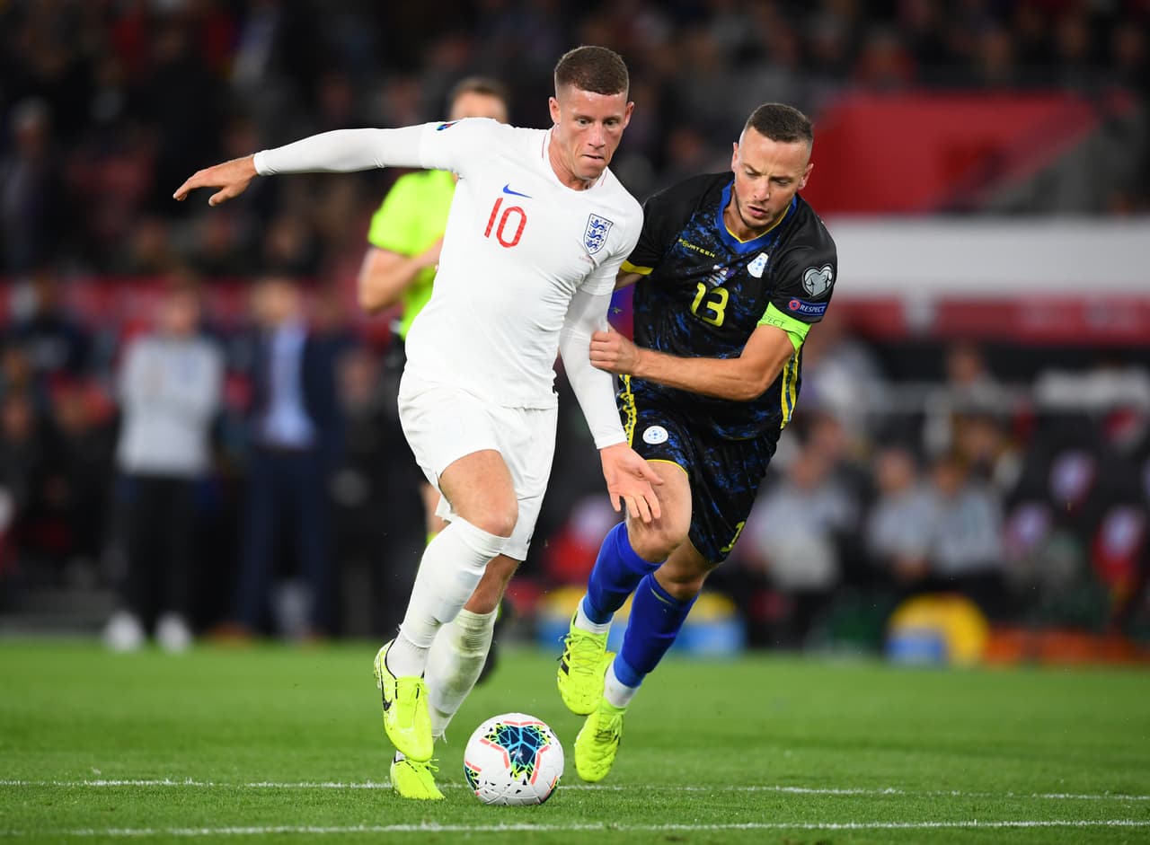 Ross Barkley conduce el balón pese a la marca de Amir Rrahmani.