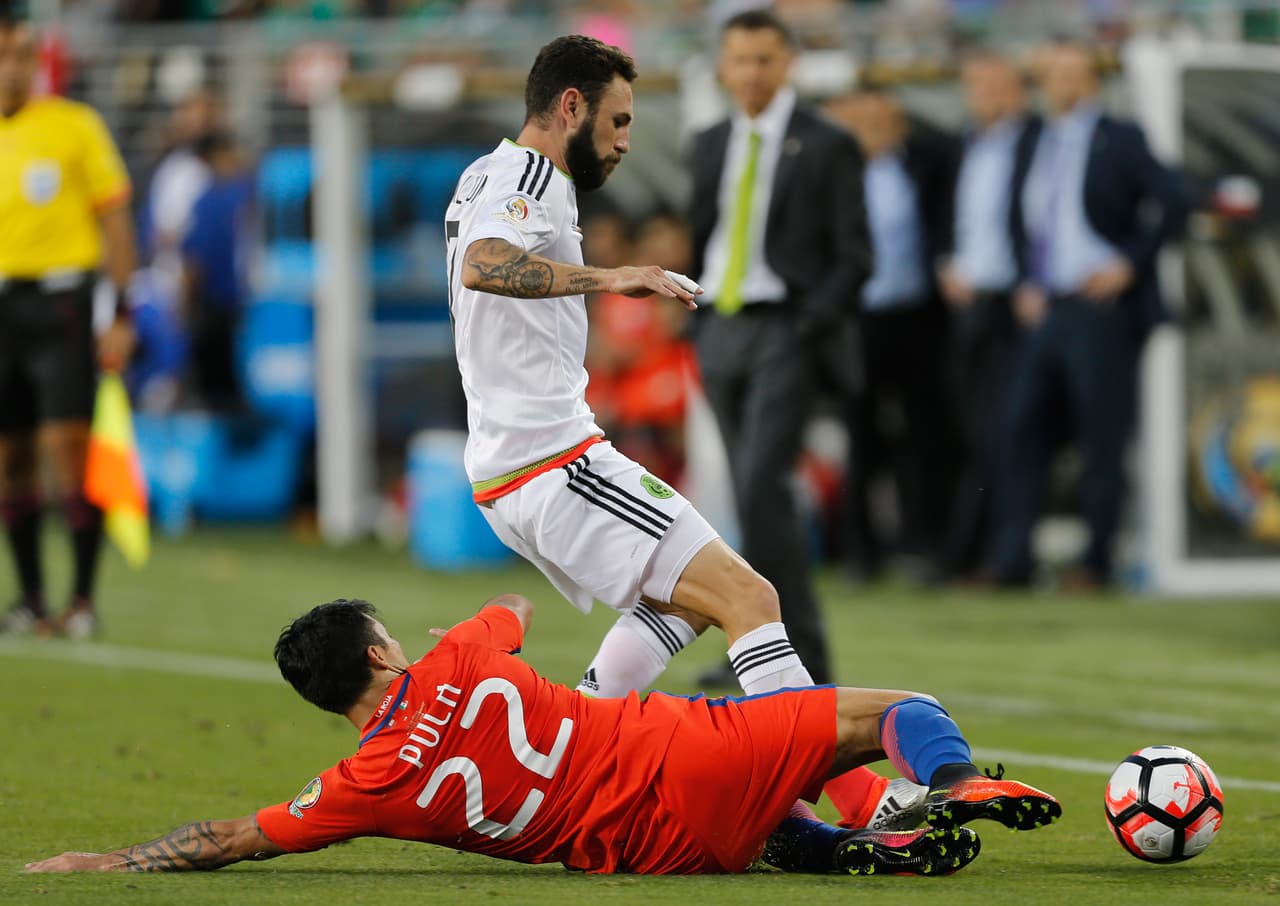 En ataque el 7 del Tri no tuvo sus acostumbrados arribos donde metía diagonales peligrosas o centros a modo para los atacantes. Sorprende, pues con el Porto fue uno de los mejores pasadores del equipo en la temporada.