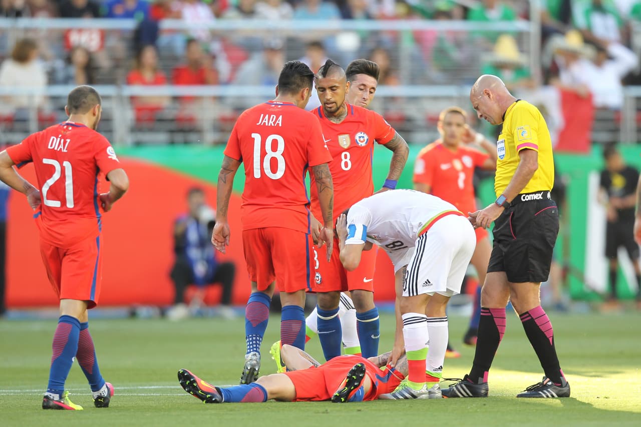 Al capitán mexicano le faltó el don de liderazgo que muestra con el PSV, al volante le faltó hablar con sus compañeros y coordinarse con ellos para recomponer el planteamiento para evitar la goleada de escándalo.