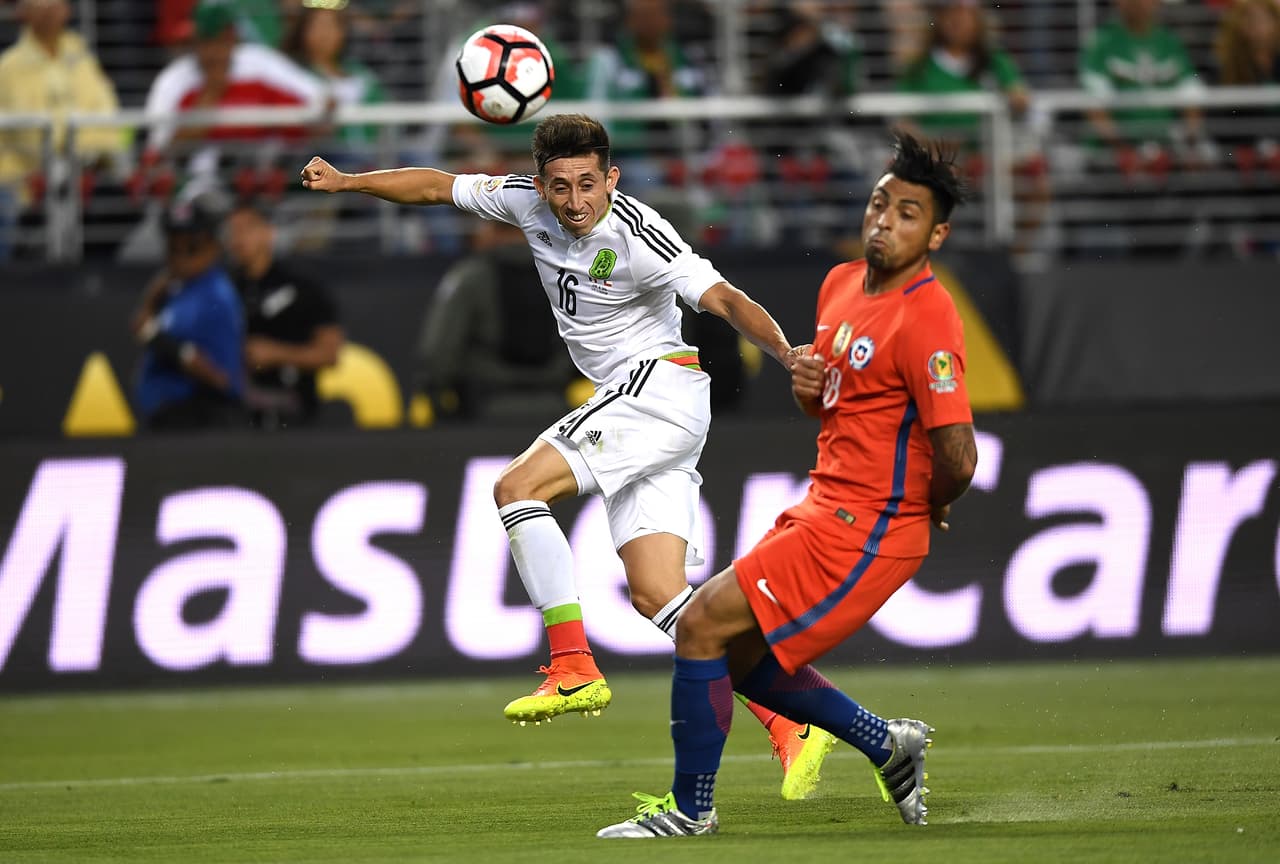 Siguiendo en media cancha Héctor Herrera fue un fantasma en el terreno de juego, ya que no pudo apoyar a su defensa tapando las llegadas de Vidal y Aranguiz.