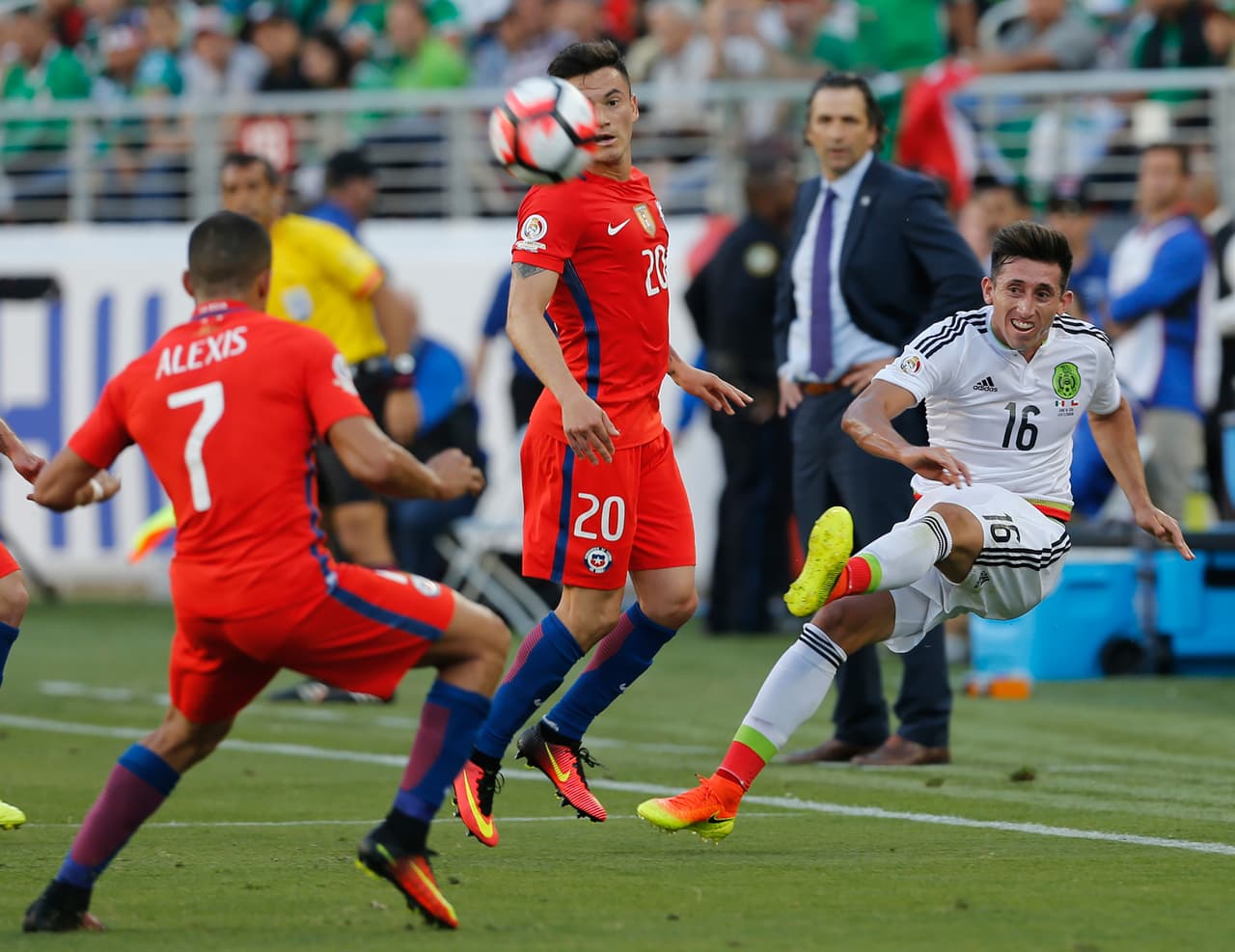 Las salidas con balón controlado y los pases filtrados a los delanteros que nos tenía acostumbrados Herrera faltaron en la cancha ante Chile. Nunca pudo romper la doble marca que le pusieron los rojos.