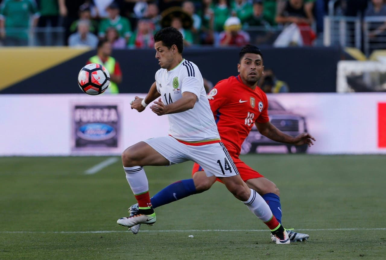 El delantero del Tri nunca logró soltarse de la marca de Medel y Jara. La falta de movimientos del mexicano facilitó la labor de la zaga andina.