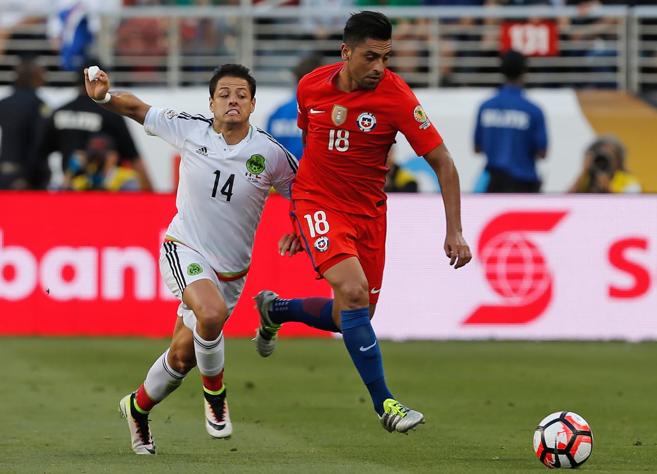 Aunque Hernández lo intentó, le faltó salir a tres cuartos de terreno para apoyarse con Corona, Herrera y Lozano. La actitud del delantero tampoco ayudó a mantener la tranquilidad con sus compañeros.