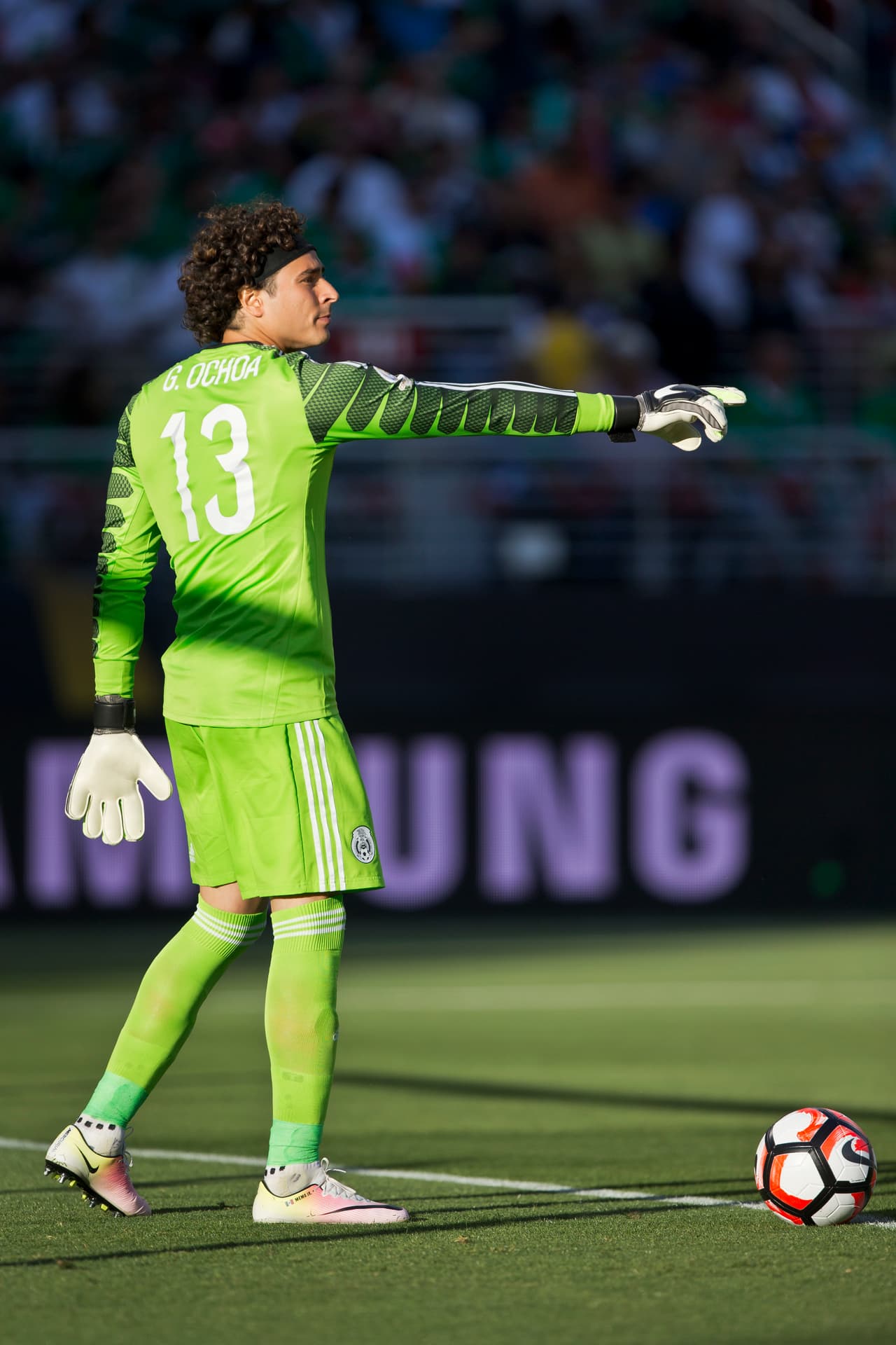 Guillermo Ochoa, el portero de la selección mexicana nunca logró coordinar a su defensa para frenar un poco los ataques de los andinos.