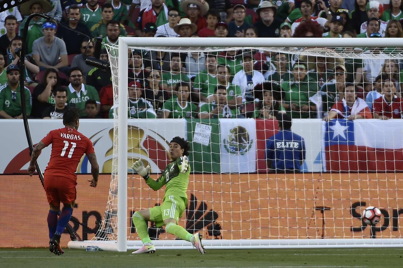 La desesperación hizo mella en Guillermo, con el paso de los goles de Chile el portero fue perdiendo la dimensión de la portería haciendo malos recorridos como fue en el caso del tercer gol o el quinto.