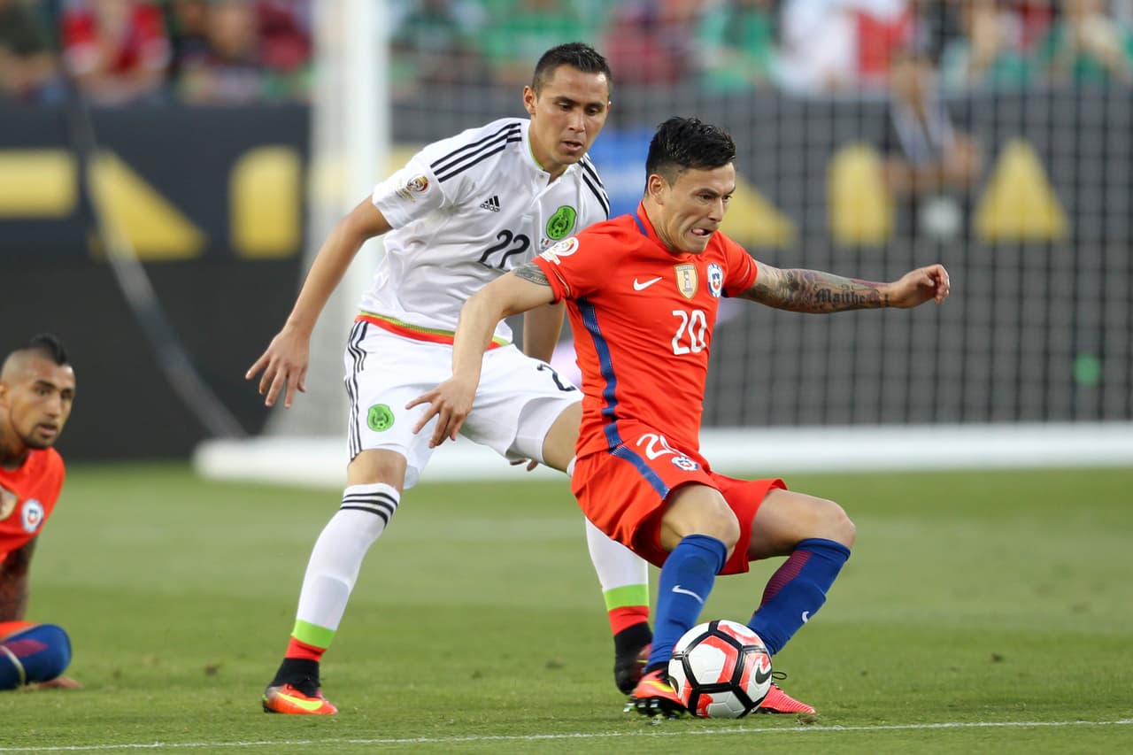 La defensa no se salva de la crítica, en ella tenemos a Paul Aguilar quien entre su bajo nivel y displicencia dentro del campo de juego perjudicó más que ayudar a los verdes.