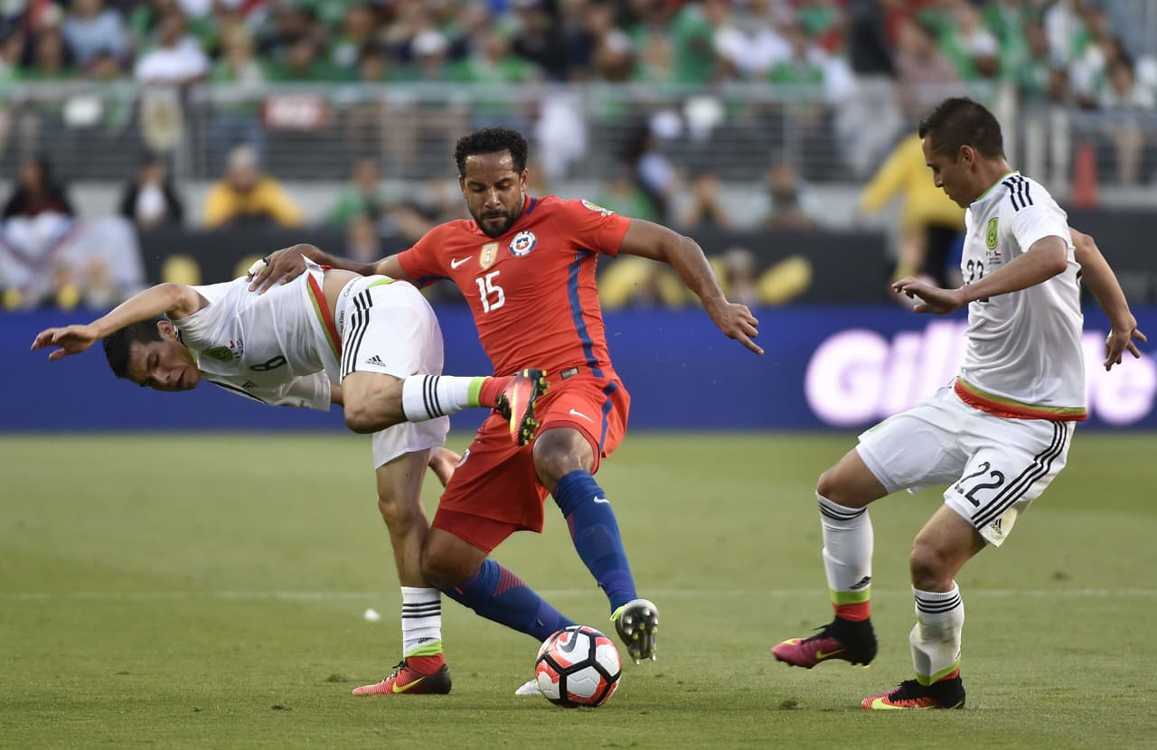 El lateral mexicano se involucró más en alegar las decisiones arbitrales al árbitro asistente que en su marca sobre Alexis Sánchez.