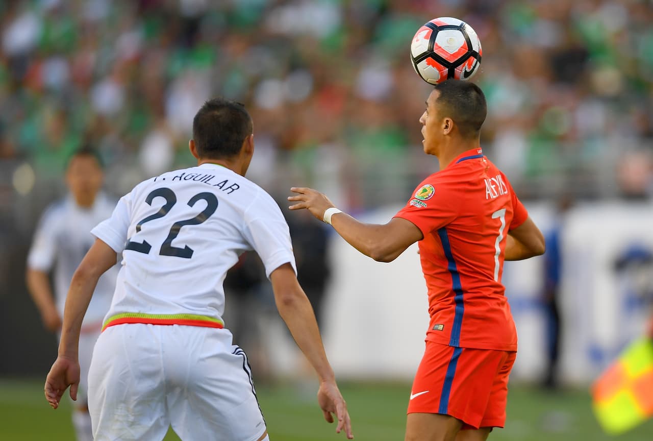 Otro detalle en contra de Aguilar es el hecho de que nunca fue de utilidad para sus compañeros cuando apoyaba en las marcas 2 contra uno sobre los chilenos.