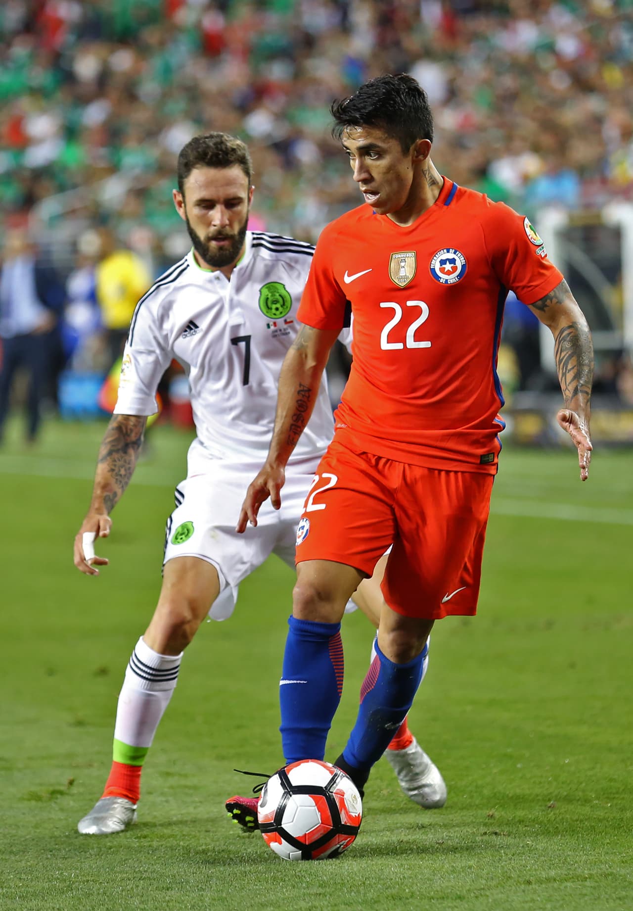 Miguel Layún es otro de los referentes de México que tuvo una actuación desastrosa, el lateral-volante nunca le encontró la distancia de marca a los chilenos que recorrieron su banda y lo peor fue que perdido con las triangulaciones de los rojos.