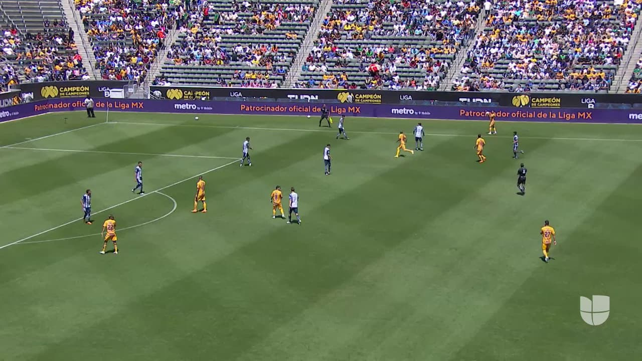 Arranca el partido y la pelota está en juego.