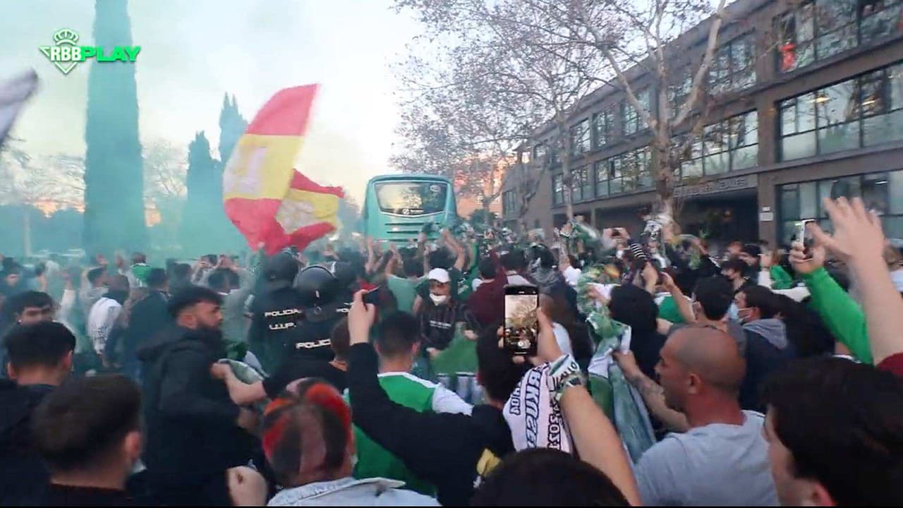 Afición del Betis sorprende a Guardado y Lainez rumbo a Copa del Rey