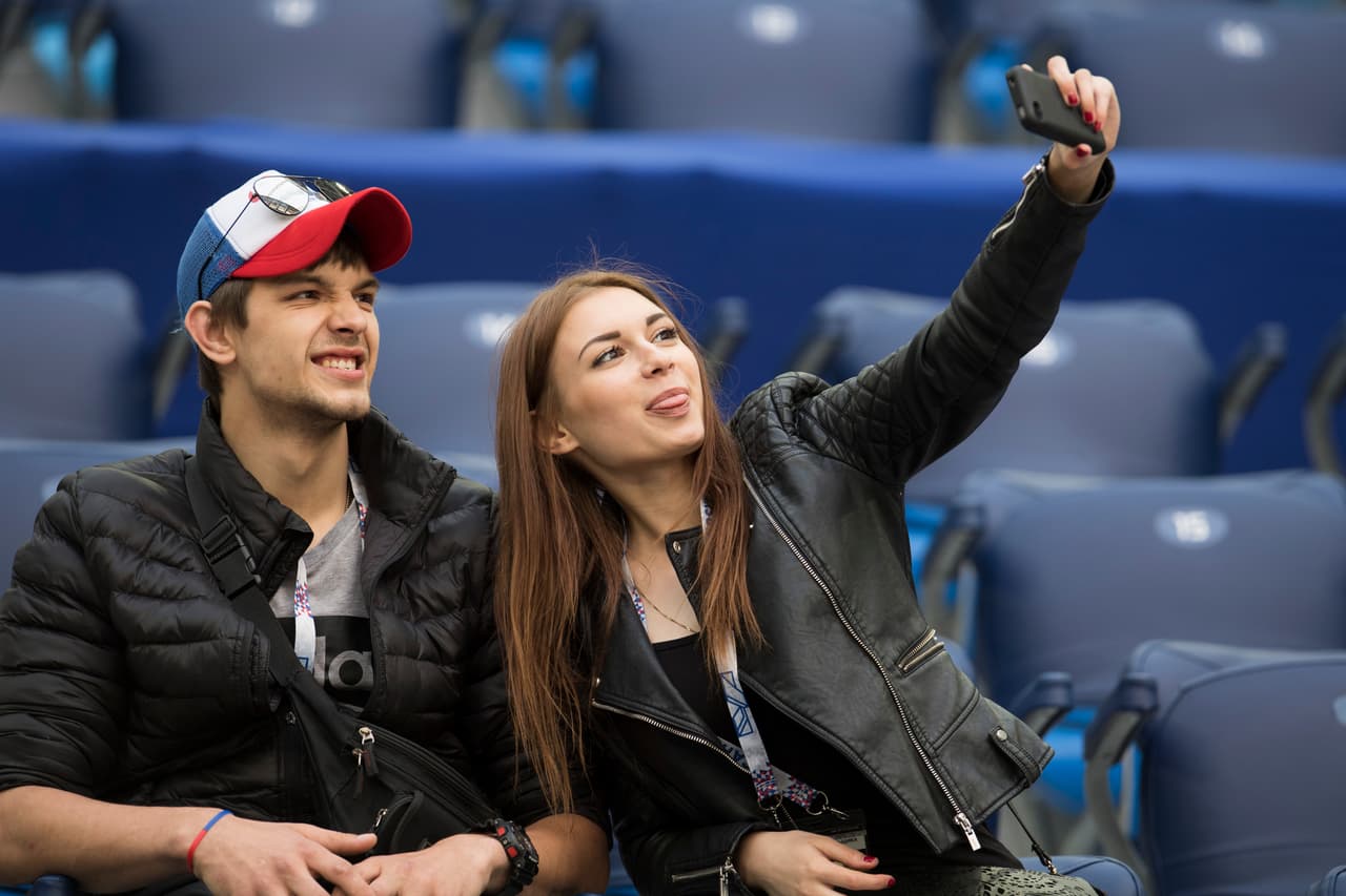 La belleza estuvo presente en este partido, aunque esta chica ya iba acompañada de su pareja.