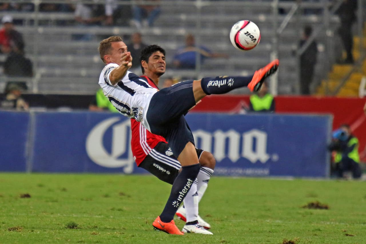 Tardaron sólo 1 minuto los universitarios en ponerse al frente en el marcador gracias a un tanto anotado por Abraham González.