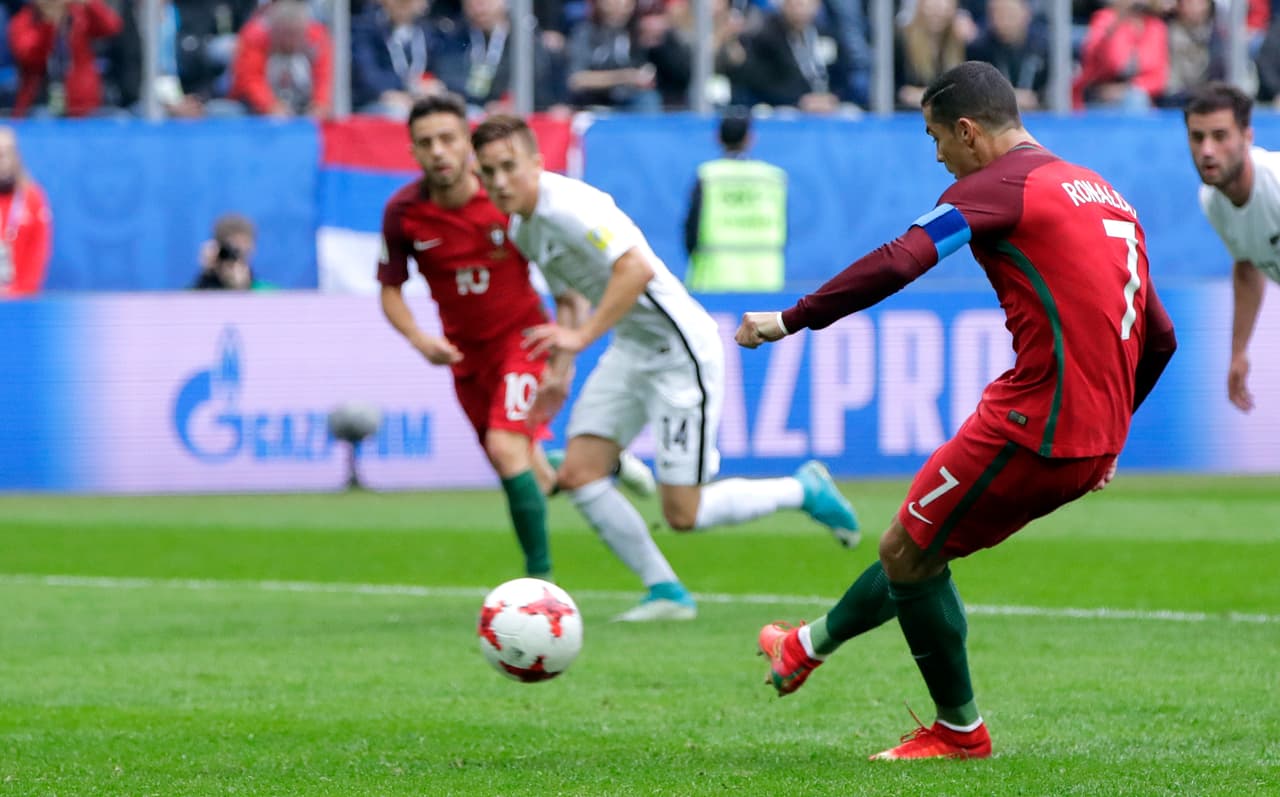 El jugador de Portugal, Cristiano Ronaldo, derecha, anota un gol de penal contra Nueva Zelanda en la Copa Confederaciones el sábado, 24 de junio de 2017, en San Petersburgo, Rusia. (AP Photo/Pavel Golovkin)
