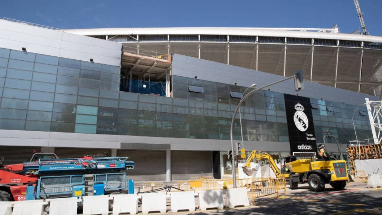 La obras en el Santiago Bernabéu continúan sin descanso durante la cuarentena. Destaca el desmontaje de la cubierta del estadio. En el fondo norte se ha desmontado toda la estructura metálica y se está desmontando sector a sector la cubierta rígida de la que ya prácticamente no queda nada.