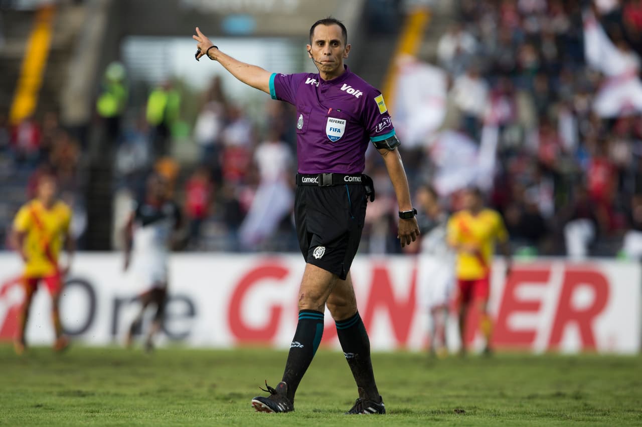 Luis Enrique Santander prosiguió con el trámite del encuentro a pesar de que la pelota no podía rodar.