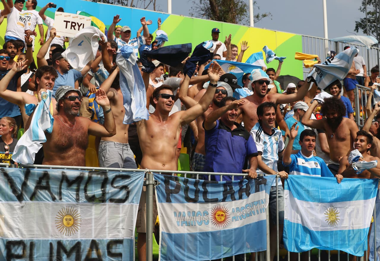 No es fútbol soccer, pero la 'hinchada' argentina apoya de la misma manera en el rugby.