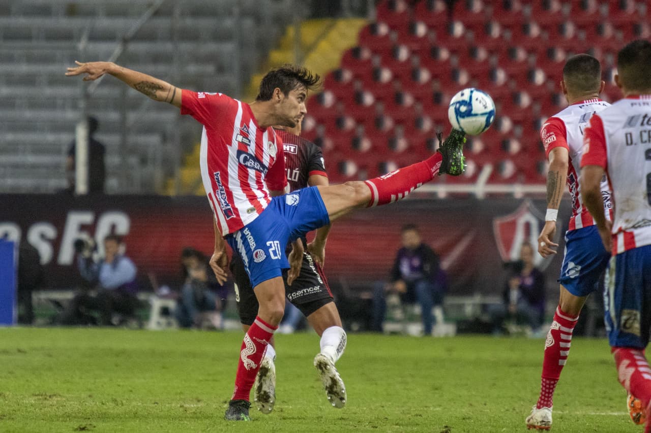 Con goles de Juan Castro al minuto 61 y Nicolas Ibañes al 90+3, el Atlético san Luis gana y pone en problemas al Atlas.