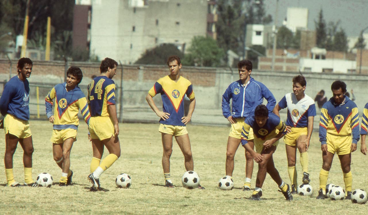 El 'Negro' Santos entrenando en Coapa junto a los ídolos del americanismo como Zague.
