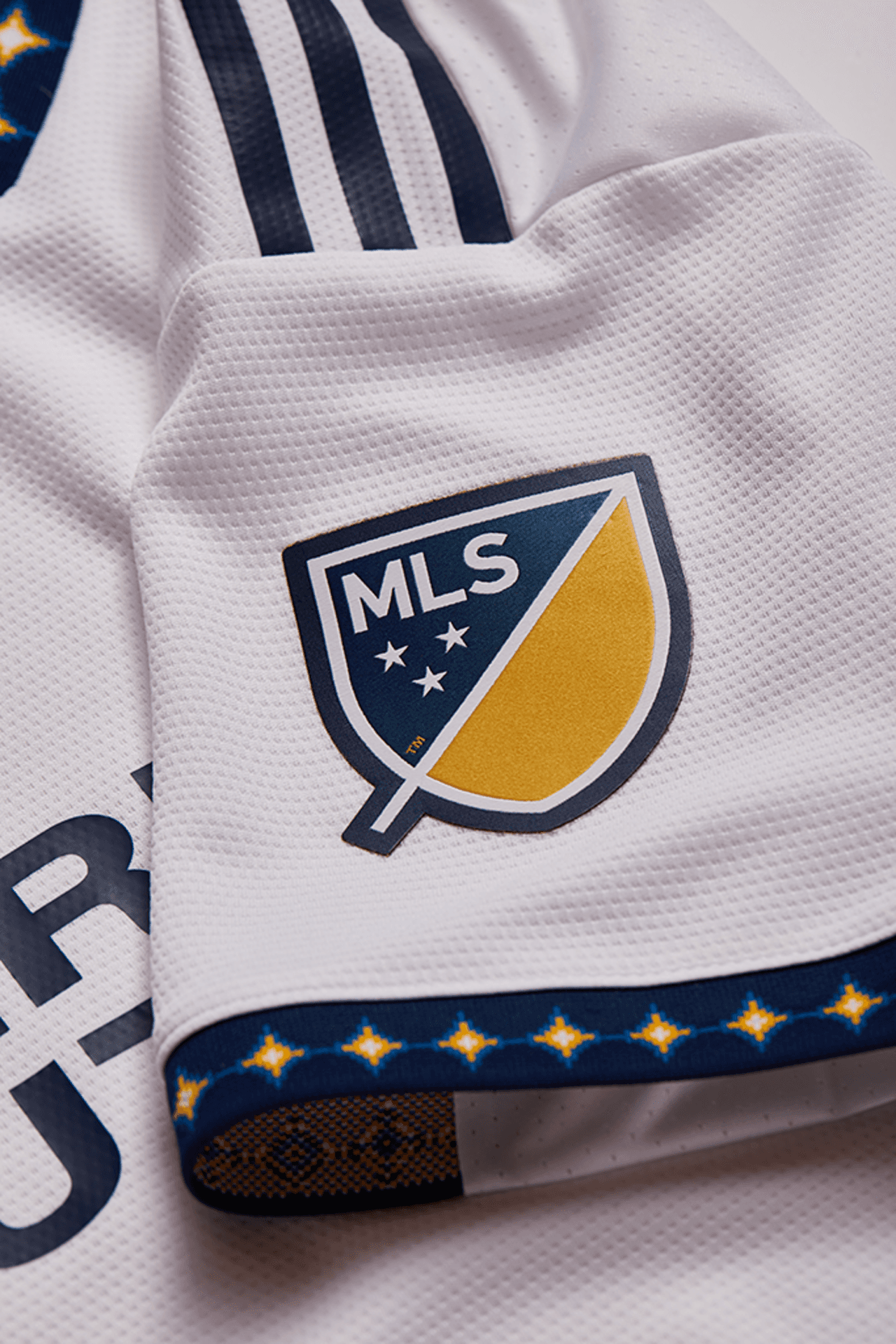 El delatalle más notable es que el uniforme elimina en esta versión la franja en diagonal que había sido marca de la casa en los últimos años.