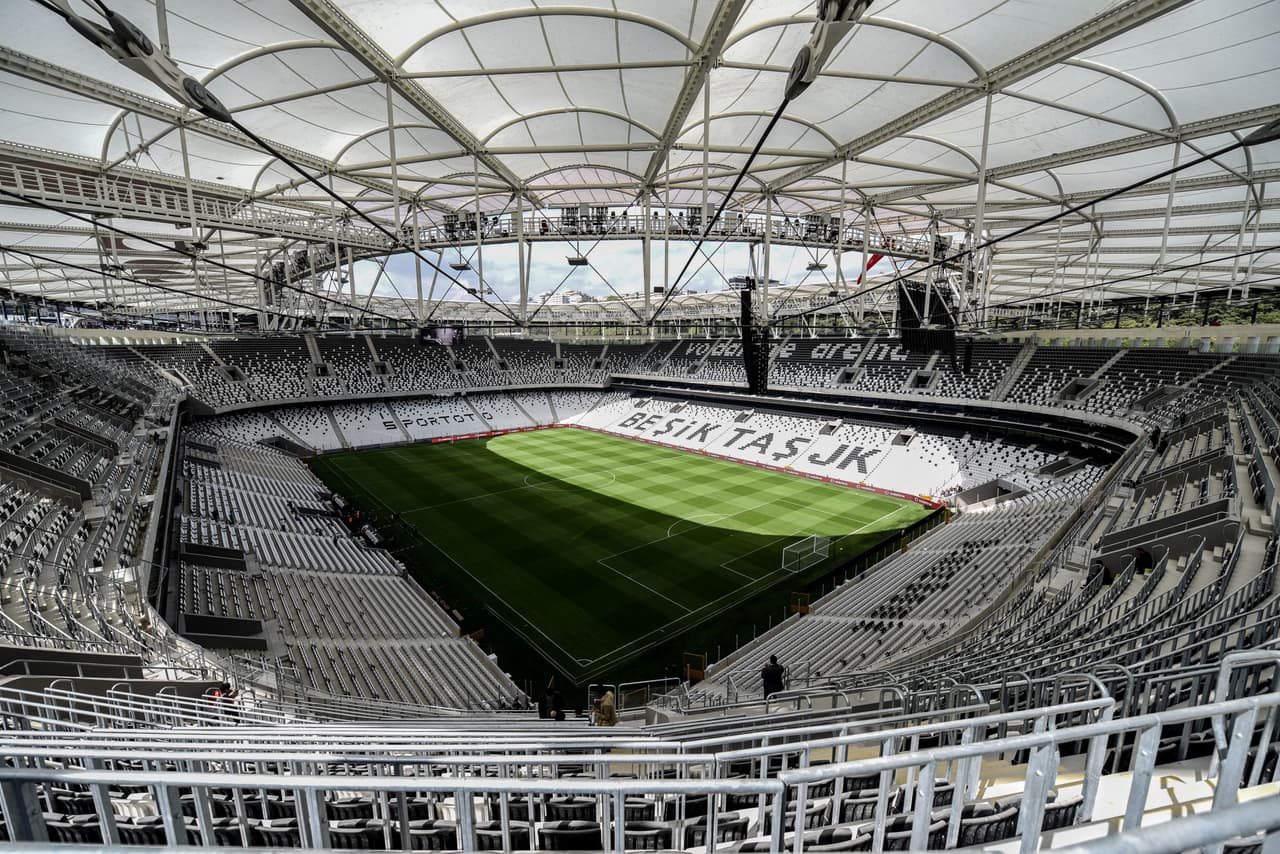 Y después con la súper-moderna Vodafone Arena del Besiktas de Estambul.