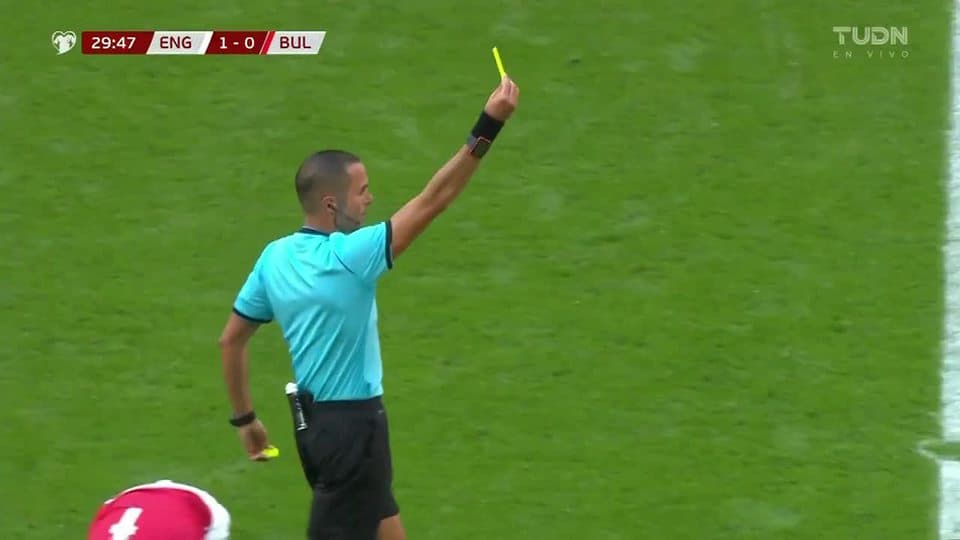 Tarjeta amarilla. El árbitro amonesta a Michael Keane de England
