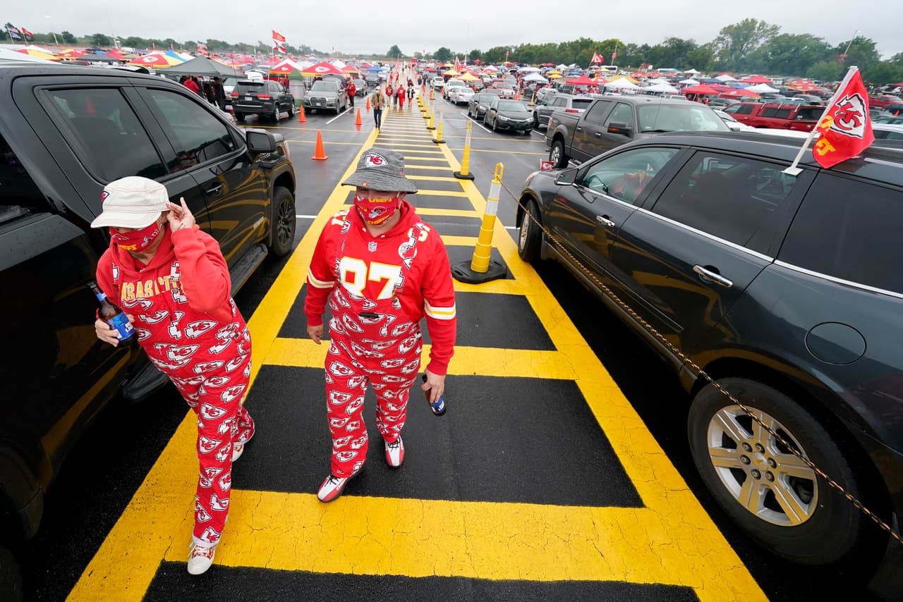Con pocos aficionados dentro y fuera del estadio, ArrowHead está listo para albergar el primer partido de la temporada 2020.