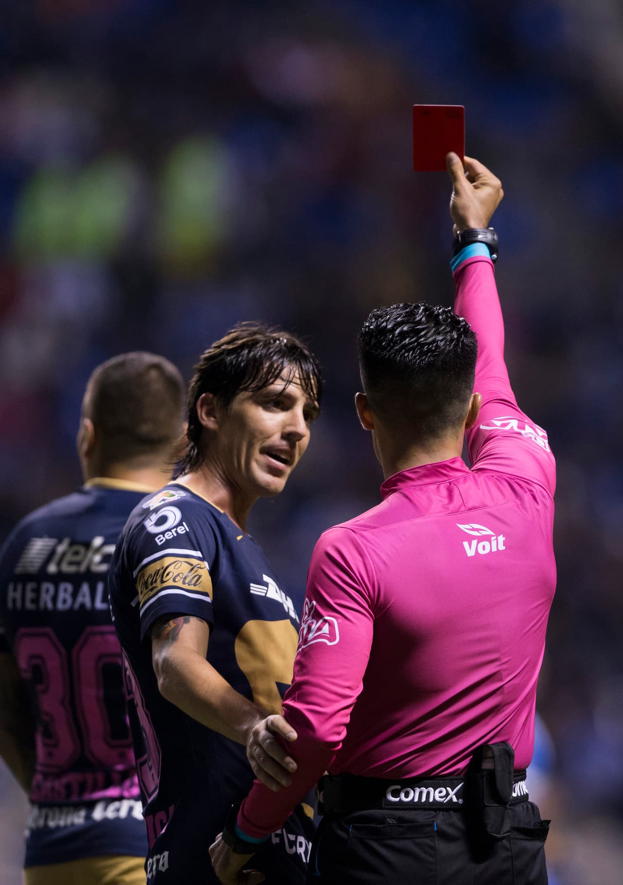 Para empeorar las cosas, Nico Castillo vio la tarjeta roja por sus reclamos excesivos ante Adonai Escobedo.