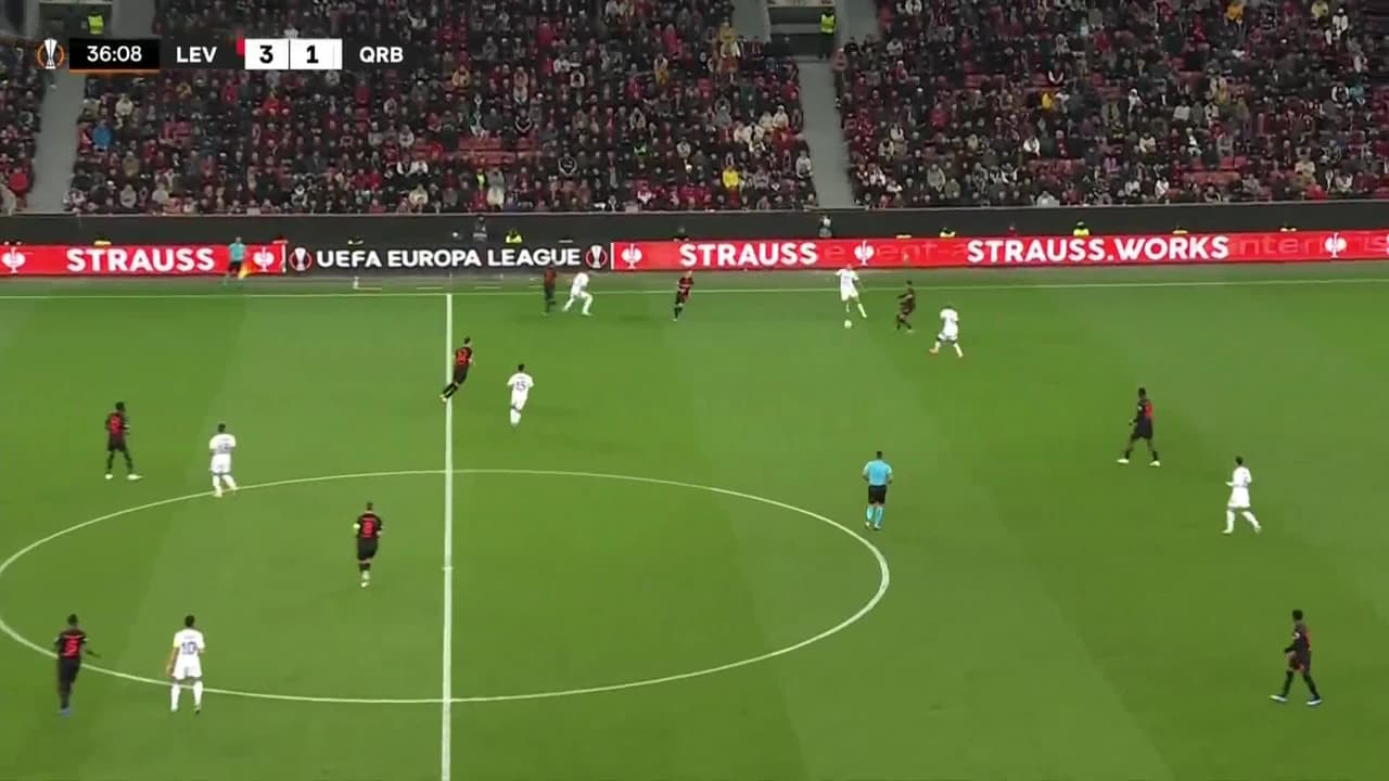 ¡TIRO ATAJADO! disparo por Florian Wirtz.