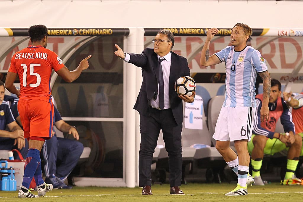 El estratega fue dos veces finalista de la Copa América con Argentina, aunque en ambas ocasiones perdió en penaltis contra Chile. Eso desembocó en su renuncia.