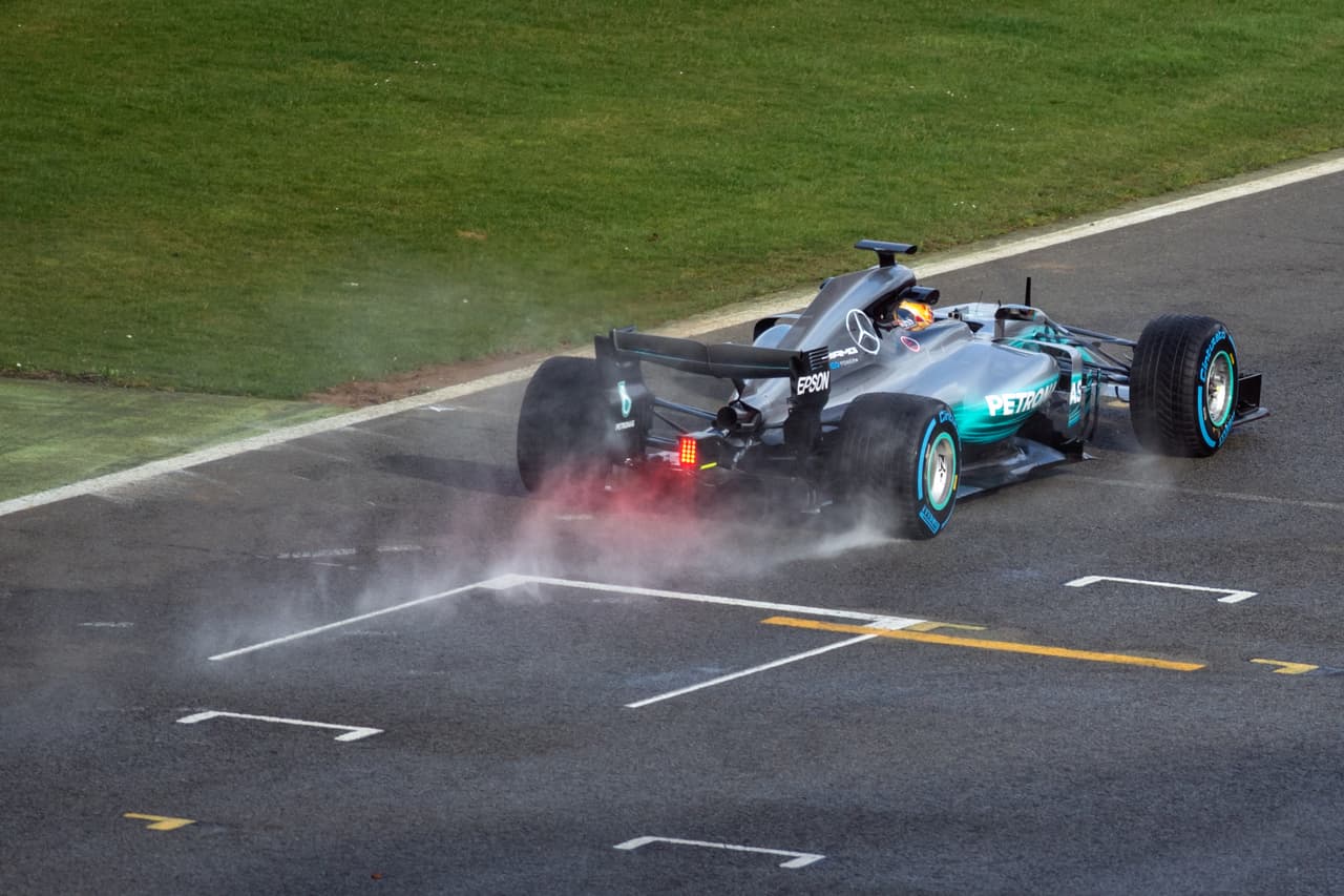 Una de las particularidades que se vieron en el estreno del W08 es la ausencia de la 'aleta de tiburón', la prolongación aerodinámica de la tapa del motor que sí mostraron otros modelos 2017.