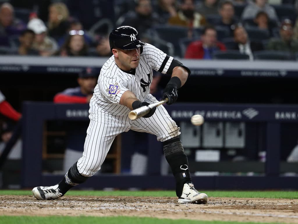 El receptor de los Yankees Austin Romine ejecutando un toque de pelota para mover a uno de sus compañeros en el sexto inning.