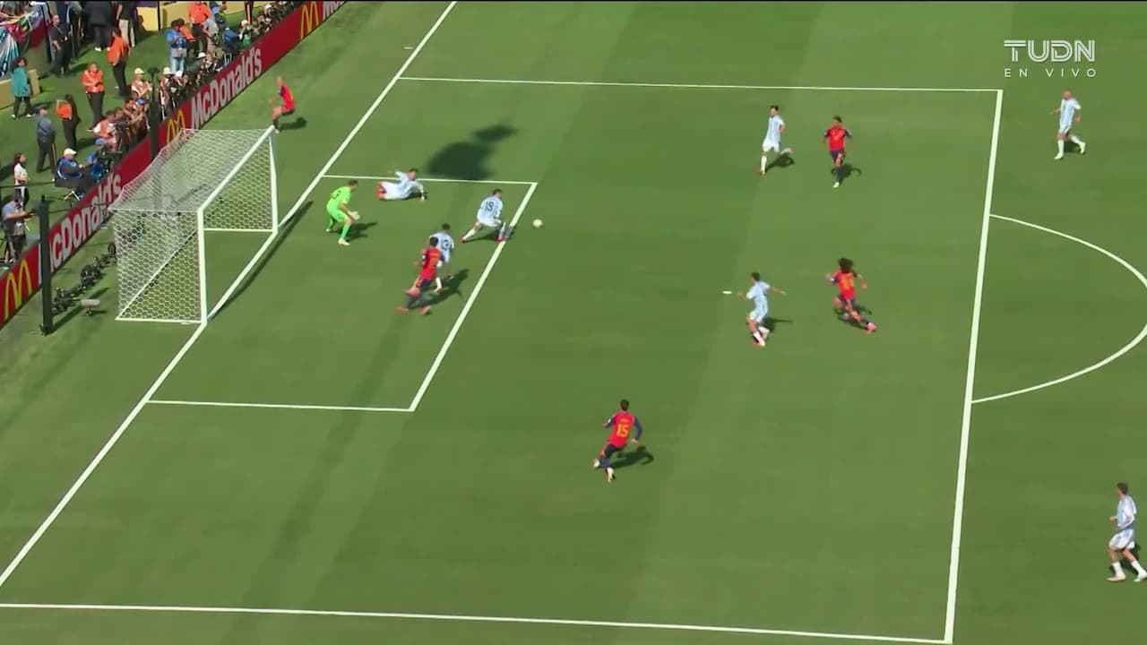 ¡Argentina se salva de un trallazo a portería de Marc Cucurella!