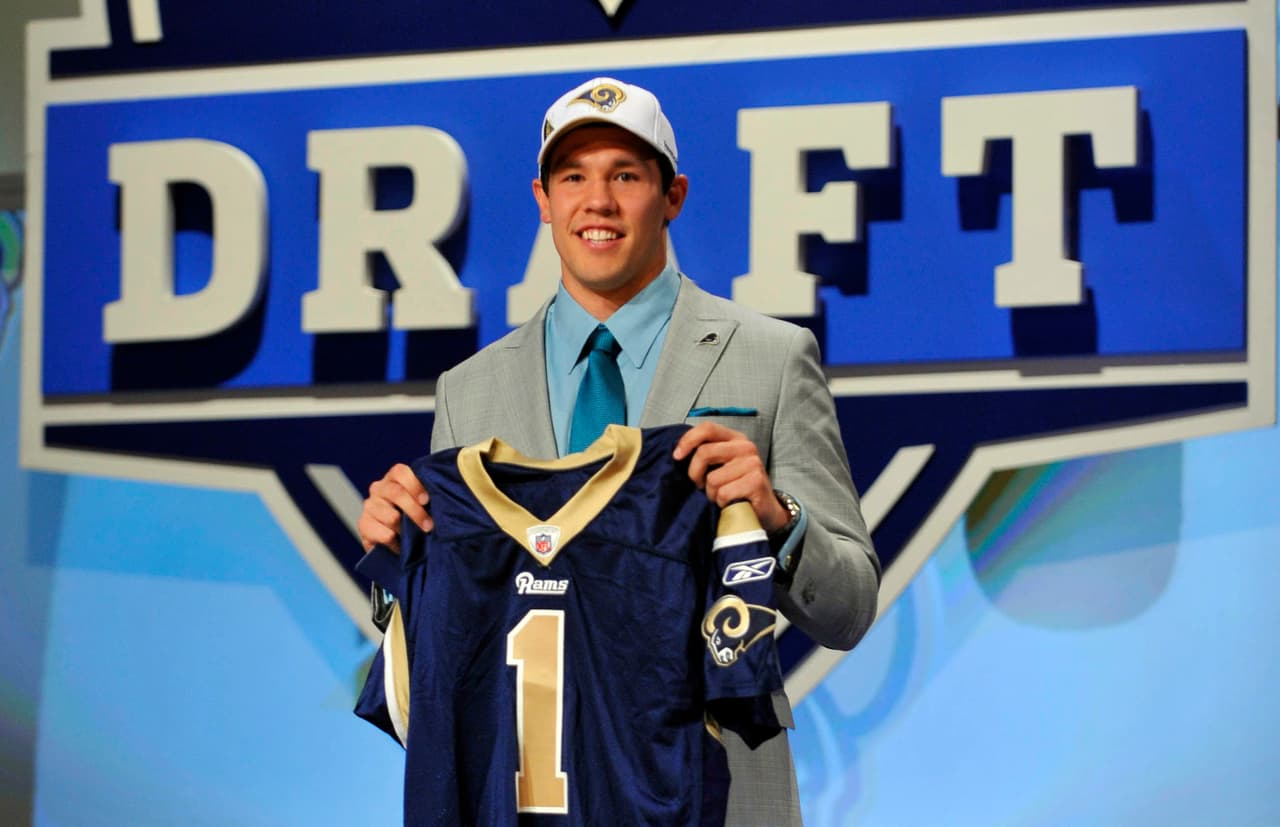 <b>Sam Bradford (Draft 2010)</b>
<br>-Elegido por los St. Louis Rams en el Draft del 2010.
<br>- Sus primeras tres temporadas no fueron espectaculares, aunque logró hacerse de la titularidad.
<br>- Estuvo hasta 2013 con el equipo que lo seleccionó pero nunca alcanzó los Playoffs.
