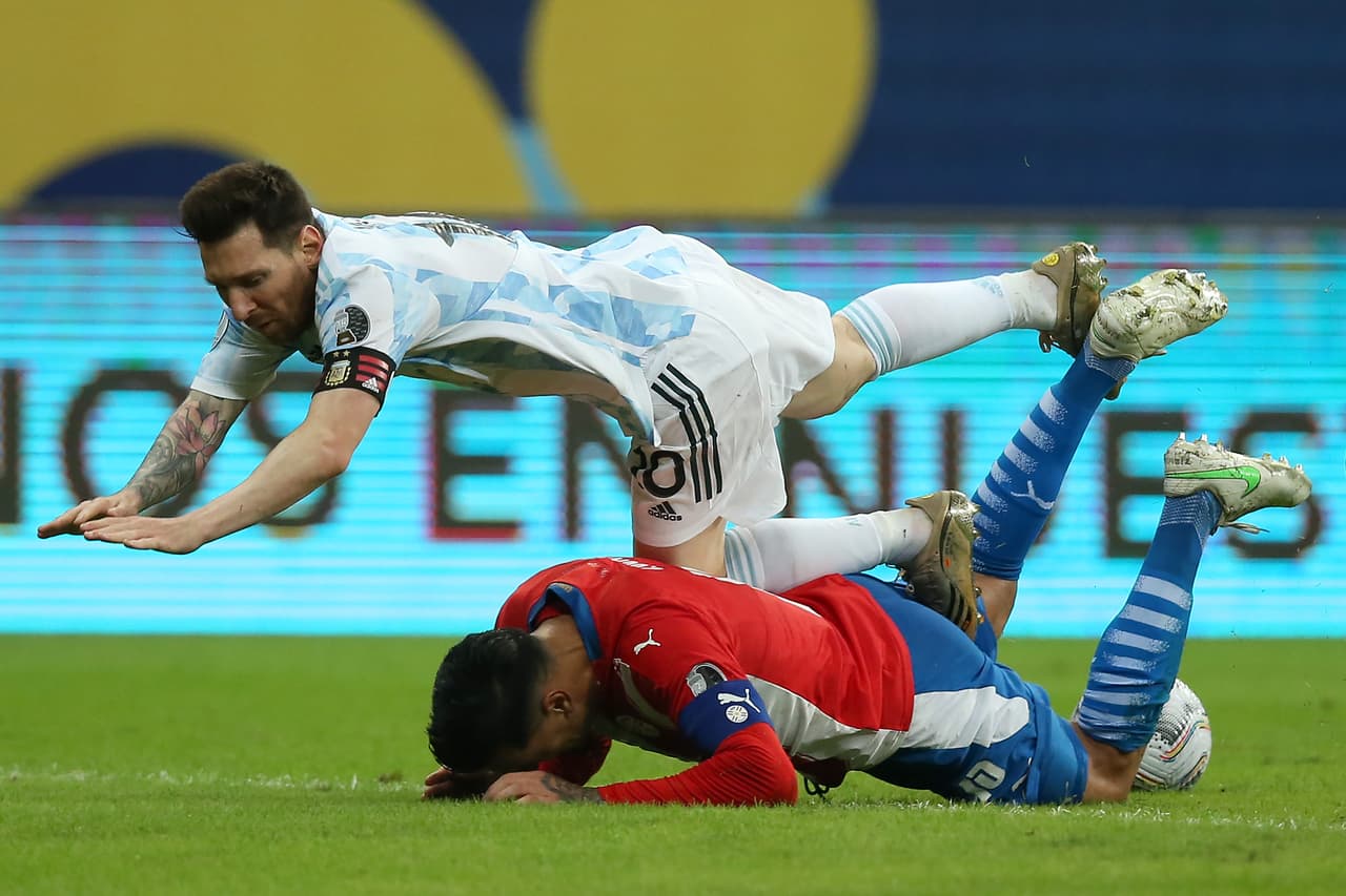 Con un solitario gol de Alejandro Gómez el equipo de Argentina venció a Paraguay y se metió a la siguiente ronda de la Copa América.